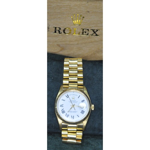 369 - ROLEX OYSTER PERPETUAL DAY/DATE WATCH IN 18ct GOLD CASE WITH BOX AND SERVICE GUARANTEE CERTIFICATE. ... 