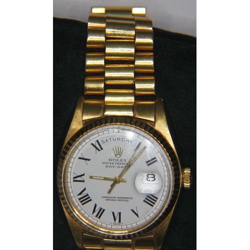 369 - ROLEX OYSTER PERPETUAL DAY/DATE WATCH IN 18ct GOLD CASE WITH BOX AND SERVICE GUARANTEE CERTIFICATE. ... 