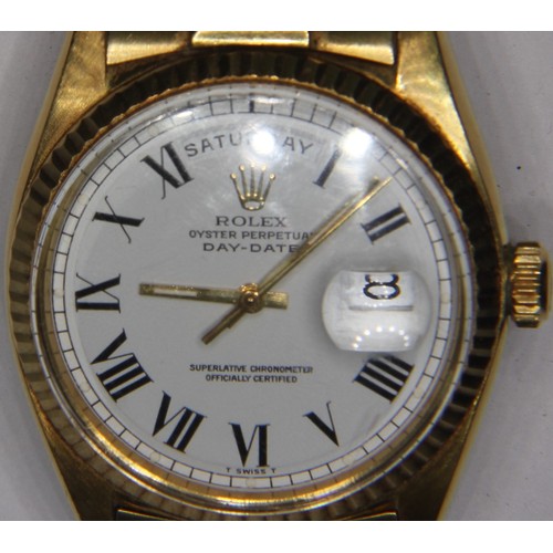 369 - ROLEX OYSTER PERPETUAL DAY/DATE WATCH IN 18ct GOLD CASE WITH BOX AND SERVICE GUARANTEE CERTIFICATE. ... 