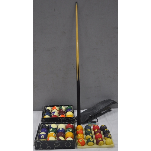 146 - 2 BOXED SETS AND 1 LOOSE SET OF POOL BALLS AND SNOOKER/POOL CUE
