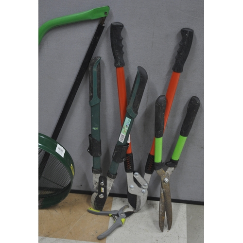 178 - BUNDLE OF GARDENING TOOLS