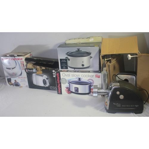 158 - VARIOUS KITCHEN APPLIANCES - SOME WITH EU ELECTRIC PLUGS, CONVERTER ELECTRIC PLUG AND EXTENSION BLOC... 