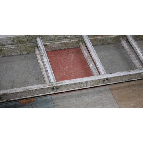 31 - ALUMINIUM DOUBLE EXTENSION LADDER