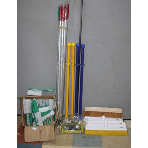 47 - BUNDLE PF BROOM/MOP HANDLES, 5 BROOM HEADS AND BOX OF HAND BRUSHES
