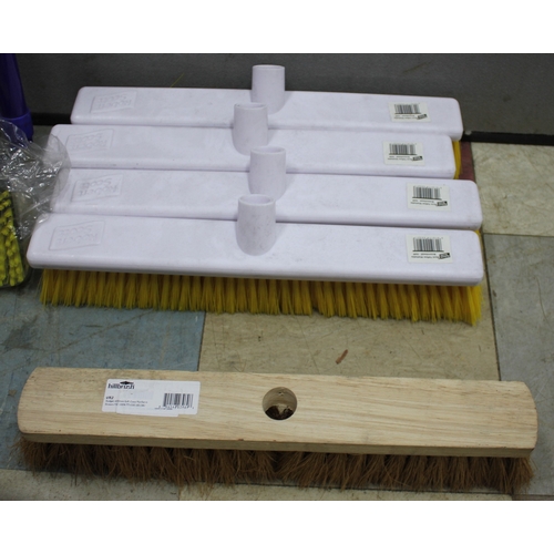 47 - BUNDLE PF BROOM/MOP HANDLES, 5 BROOM HEADS AND BOX OF HAND BRUSHES