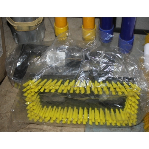 47 - BUNDLE PF BROOM/MOP HANDLES, 5 BROOM HEADS AND BOX OF HAND BRUSHES