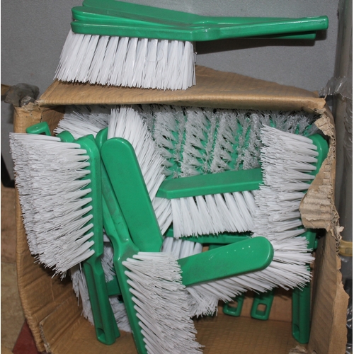 47 - BUNDLE PF BROOM/MOP HANDLES, 5 BROOM HEADS AND BOX OF HAND BRUSHES
