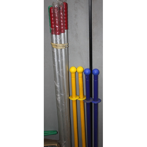 47 - BUNDLE PF BROOM/MOP HANDLES, 5 BROOM HEADS AND BOX OF HAND BRUSHES
