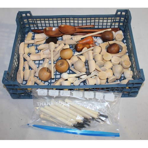 117 - TRAY OF WOODWORKING CHISELS AND TURNED WOOD
