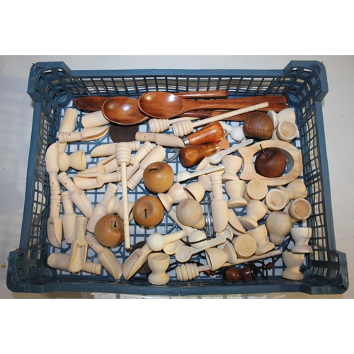 117 - TRAY OF WOODWORKING CHISELS AND TURNED WOOD