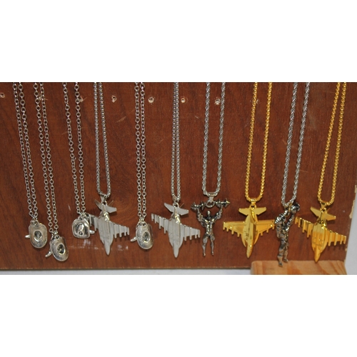 197 - DISPLAY STAND OF KEYRINGS AND CHAINS WITH PENDANTS