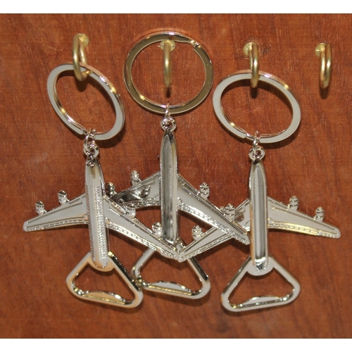197 - DISPLAY STAND OF KEYRINGS AND CHAINS WITH PENDANTS