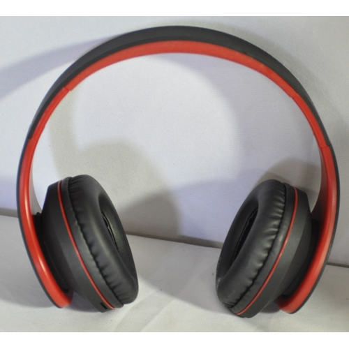 217 - ROBERTS BLUTUNE T2 RADIO AND PAIR OF RYDOHI HEADPHONES