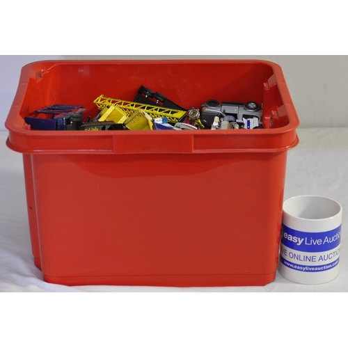 225 - BOX OF MODEL VEHICLES INCLUDING DIE CAST