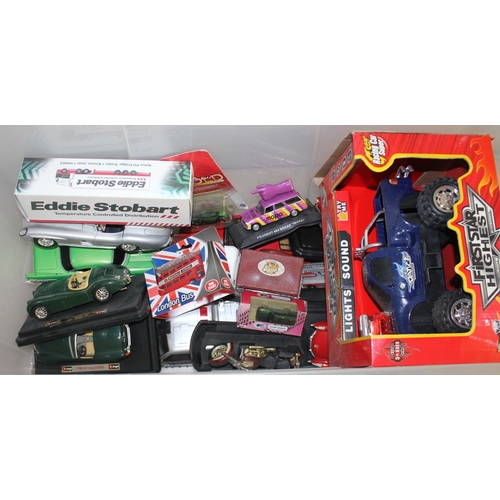 233 - BOX OF MODEL VEHICLES INCLUDING DIE CAST