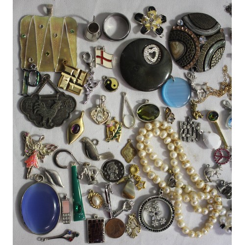 267 - SMALL BOX OF COSTUME JEWELLERY