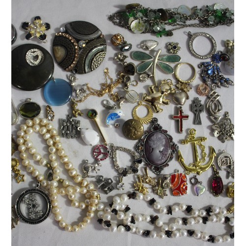 267 - SMALL BOX OF COSTUME JEWELLERY
