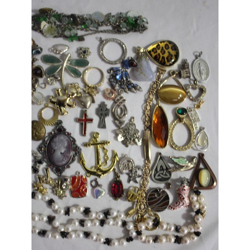 267 - SMALL BOX OF COSTUME JEWELLERY