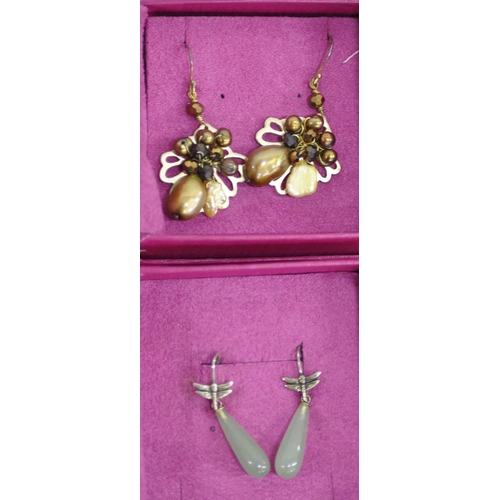 299 - SILVER AND COSTUME JEWELLERY INCLUDING AMBER