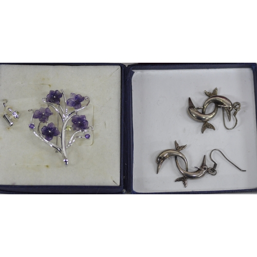 299 - SILVER AND COSTUME JEWELLERY INCLUDING AMBER
