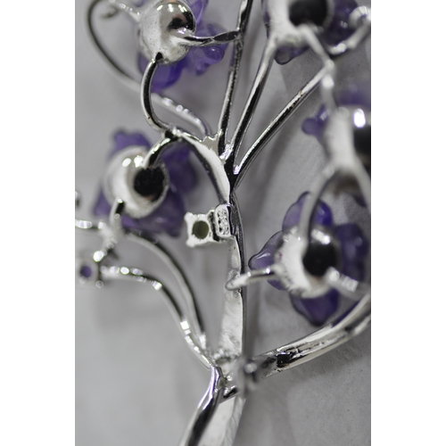 299 - SILVER AND COSTUME JEWELLERY INCLUDING AMBER