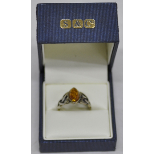299 - SILVER AND COSTUME JEWELLERY INCLUDING AMBER