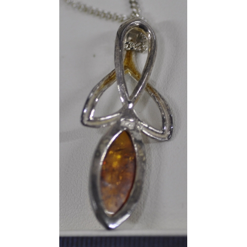 299 - SILVER AND COSTUME JEWELLERY INCLUDING AMBER