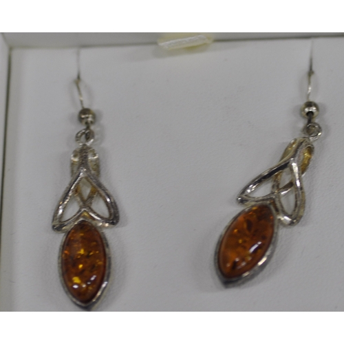 299 - SILVER AND COSTUME JEWELLERY INCLUDING AMBER