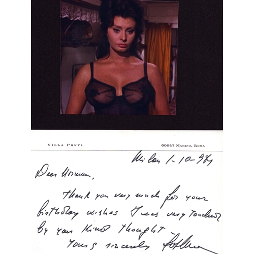 322 - Sophia Loren handwritten note signed dated 01 Oct 1994 with accompanying colour photo 3x3 approx.