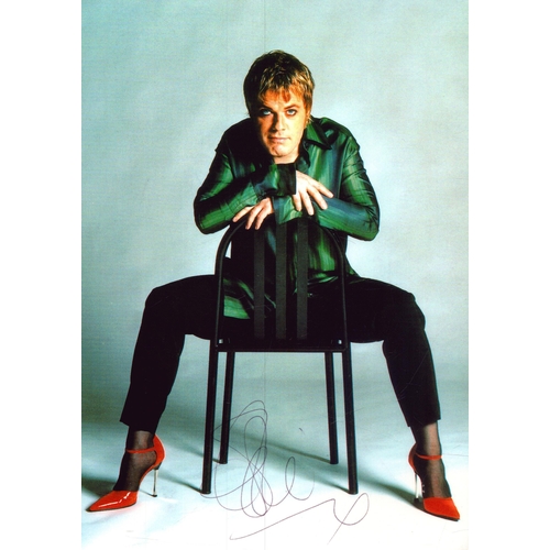 144 - Eddie Izzard signed coloured photo, 8x6 inch.