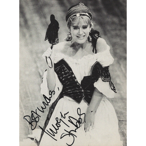 101 - Imogen Stubbs signed 6.75x5 inch black & white photo postcard.