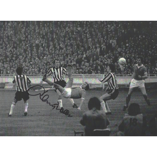 475 - Dennis Tueart signed Manchester City 1976 League Cup Final Winning Goal Photo Goal Photo black & whi... 