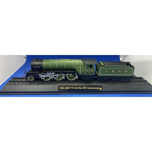 423 - 1936: LNER 'V2' 2-6-2 No. 4771 Green Arrow, train model on rail base.