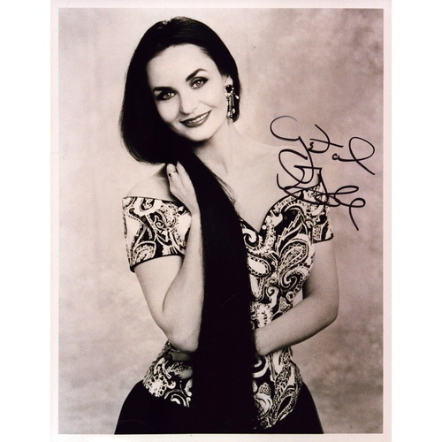 142 - Crystal Gayle signed 10x8inch black and white photo.