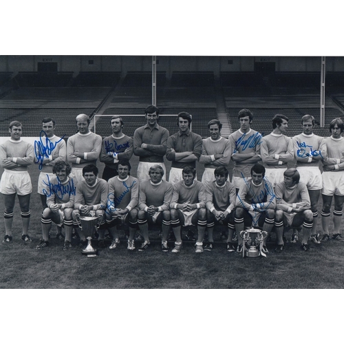 44 - Autographed MANCHESTER CITY 12 x 8 Photograph : Manchester City's squad of players pose at Maine Roa... 