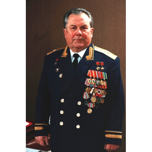 110 - Cosmonaut Pavel Popovitch singed 8x6 colour photo.