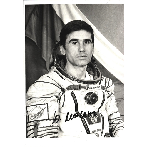 112 - Cosmonaut Yuri Malenchenko signed 6x4 black and white photograph.