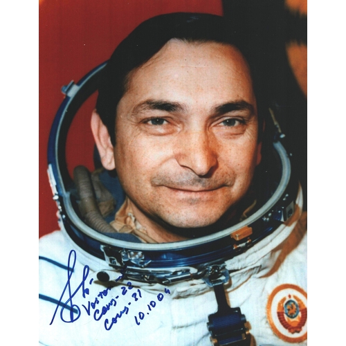 90 - Cosmonaut Valery Bykovsky singed 10x8 colour photograph.
