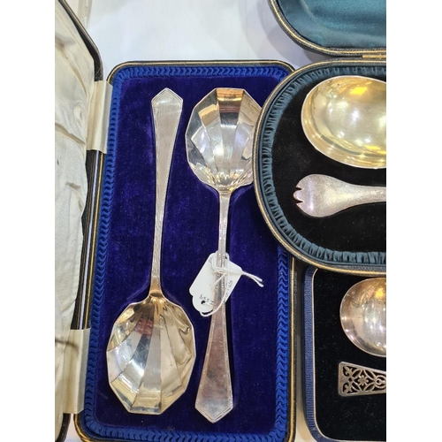 126 - Cased serving spoons hallmarked Sheffield, Cooper Brothers and Sons Ltd. Decorative design. Also wit... 