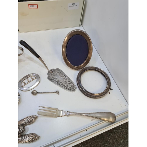 136 - A mixed silver lot comprising ornate embossed glove stretchers, shoe horn, two heavy silver ashtrays... 