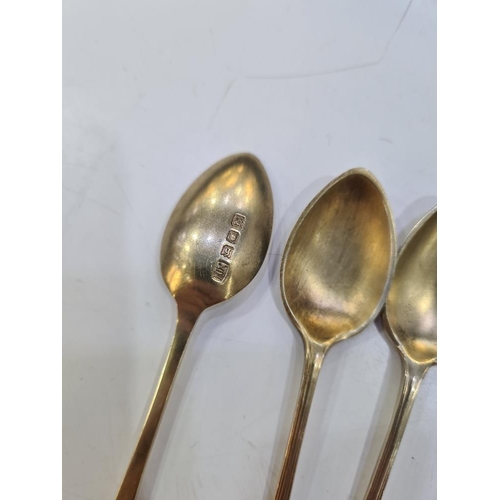 141 - An attractive set of six silver gilt teaspoons having scroll terminals. Hallmarked London 1922-24 He... 