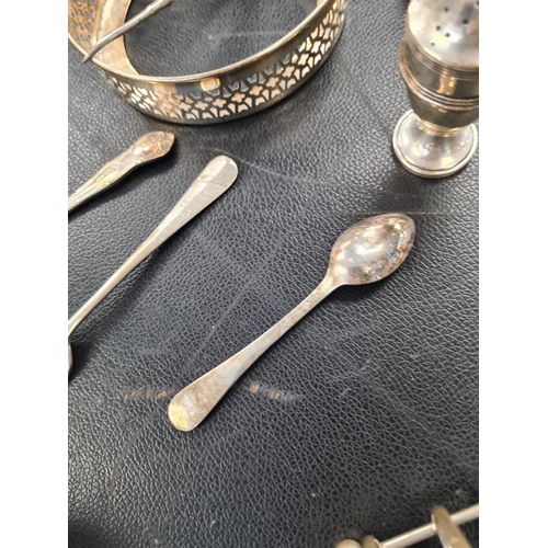 35 - A mixed lot of silver comprising a toast rack having a leaf finial. A silver handled slice, tongs, p... 