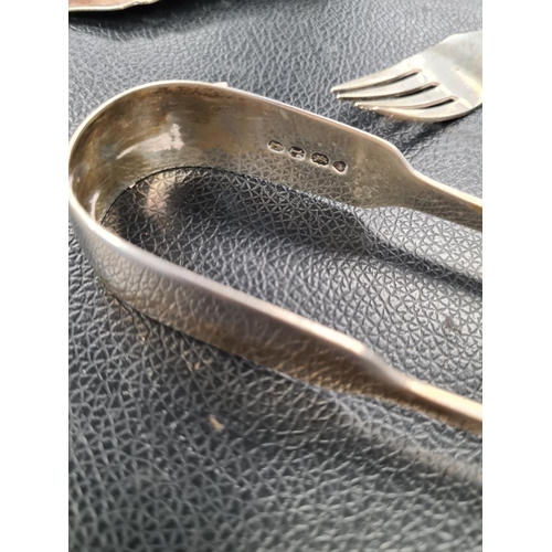 35 - A mixed lot of silver comprising a toast rack having a leaf finial. A silver handled slice, tongs, p... 