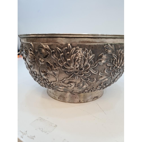 46 - An impressive, heaving silver Chinese bowl by Luen Wo, late 19th/early 20th Century Shanghai. Having... 