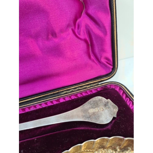 93 - A very pretty cased set of silver berry spoons, London 1893. Beautiful gilt bowls of fruit and folia... 