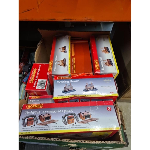 61 - Tray of unboxed '00' gauge rolling stock, small tray of Hornby buildings and similar and a tray of t... 