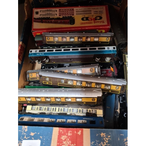 63 - Tray of unboxed '00' gauge passenger carriages