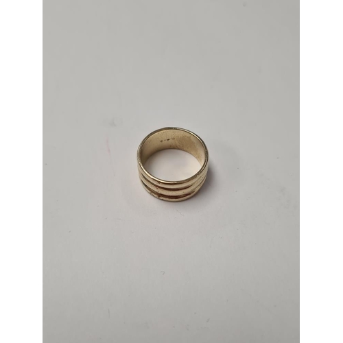 1000 - 9ct yellow gold wedding band, marked 9ct, size N/), approx 6.3g