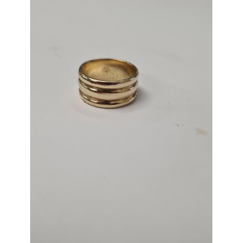 1000 - 9ct yellow gold wedding band, marked 9ct, size N/), approx 6.3g