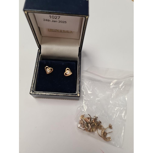 1027 - Quantity of 9ct yellow gold stud earrings to include heart shaped pair, knot design examples, tassel... 